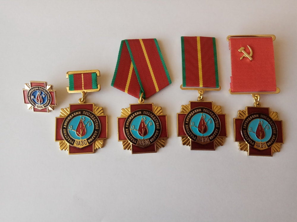 Original Soviet Russian CHERNOBYL LIQUIDATOR USSR Medal Metal Badge 