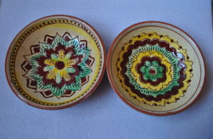 Set  of 2 Hand painted Ukrainian Kosiv decorative plates-1990